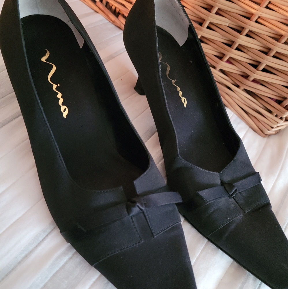 Nina smooth black pumps